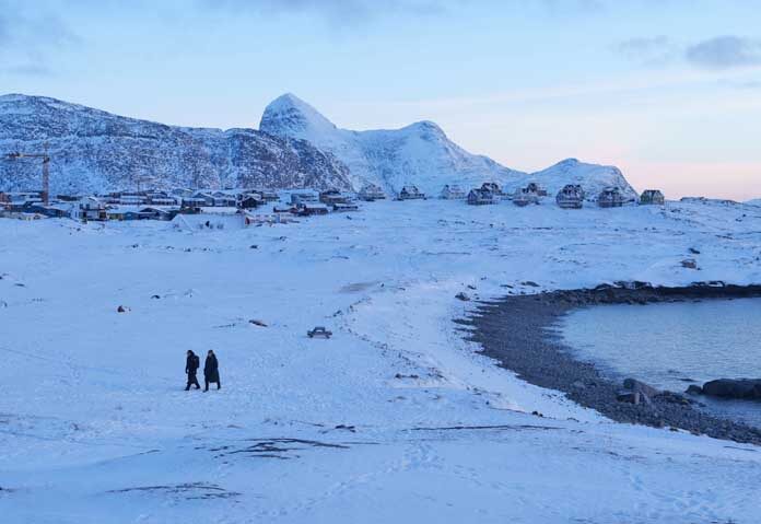 ผู้คนเดินเล่นบนชายหาดในเมืองนูอุก ประเทศกรีนแลนด์ เมื่อวันพฤหัสบดีที่ 15 มกราคม 2026