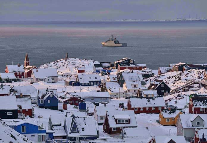 เรือรบ HDMS Knud Rasmussen ของกองทัพเรือเดนมาร์ก ลาดตระเวนอยู่ใกล้เมืองนูอุก ประเทศกรีนแลนด์ เมื่อวันพฤหัสบดีที่ 15 มกราคม 2026