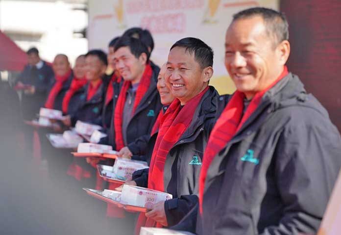 เกษตรกรรับโบนัสสิ้นปีในอำเภออันยี่ เมืองหนานชาง มณฑลเจียงซี ทางตะวันออกของจีน เมื่อวันที่ 9 มกราคม 2569