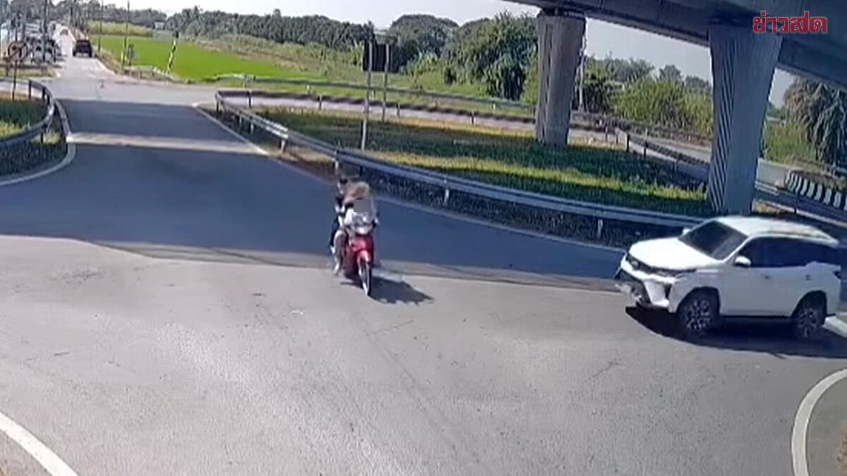 เปิดคลิปนาทีสลด เสียชีวิตยกครัว 3 ศพ จยย.ถูก ฟอร์จูนเนอร์ พุ่งชนจังๆ กลางสี่แยก