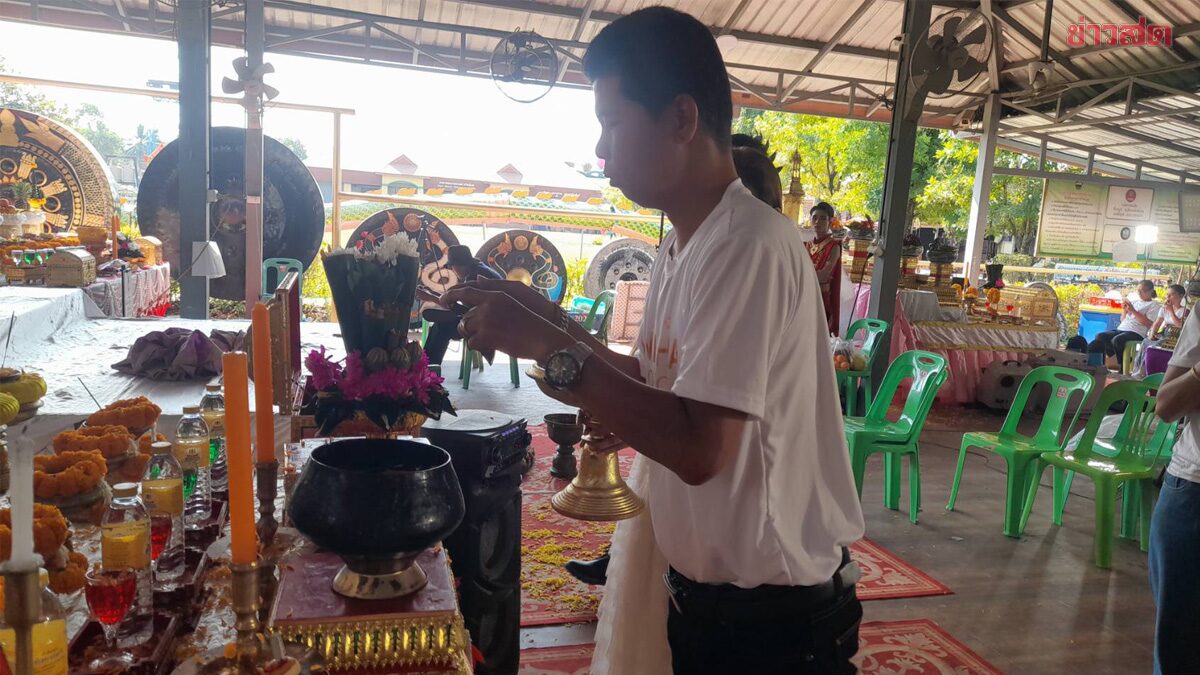 Crowd Flocks to Holy Water Ritual at Kham Chanot Island, Lottery Sellers Stunned by Hot Numbers