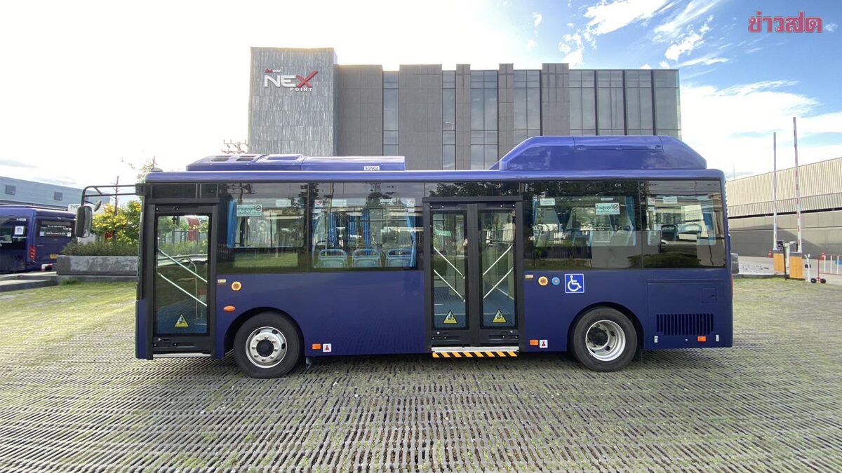 Lamphun Provincial Administrative Organization Provides Electric Vehicles to Transport Voters for Early Voting