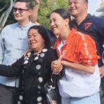ทั้งรักทั้งเกลียด! ป้าไม่เอาส้ม วิ่งหน้าตั้งถือกล้อง ขอถ่ายรูปคู่ ไอซ์-โรม ก่อนหันกลับไปไล่ส้ม