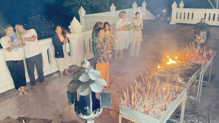 เที่ยววัดวันหยุด