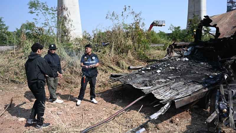 กู้ภัยจุดธูป 32 ดอก ขอผู้เสียชีวิตไปสู่สุคติ เหตุเครนทับรถไฟ เผยภาพยังติดตา ไฟลุกควันท่วม