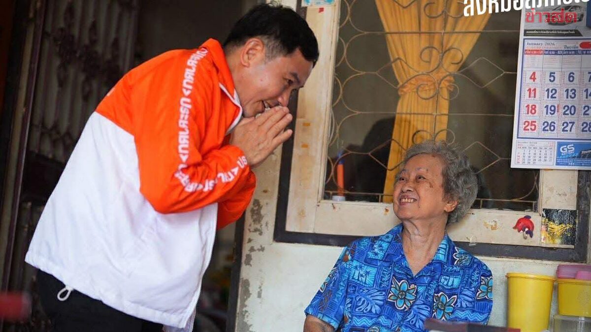 Dr. Supatr Tearfully Encounters His Former Kindergarten Teacher During Campaign