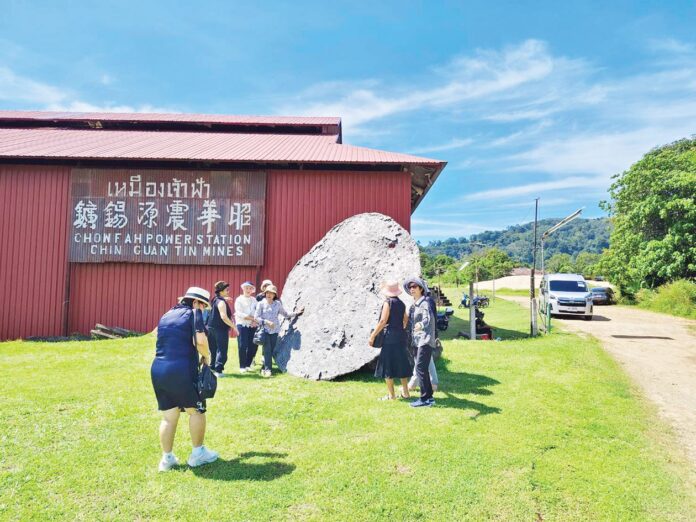 ปักหมุดศิลปวัฒนธรรม - งานศิลปะศิลปินกานา บนยอดเขารัง ภูเก็ต