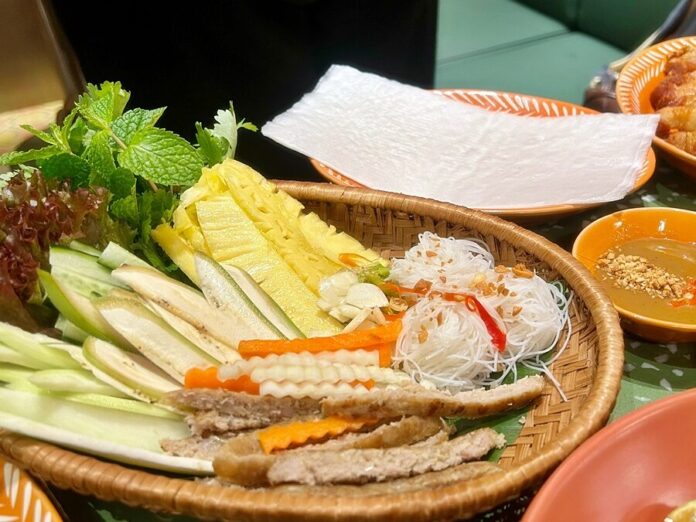 สเลญวน ร้านอีสาน-เวียดนามรสแซ่บ หอมน้ำปลาร้าข้นนัวคั่กๆ 
