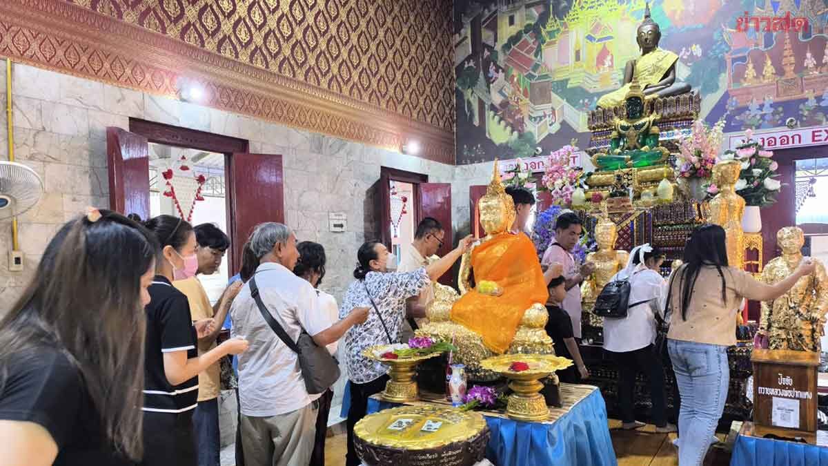 Crowds Flock to Worship Luang Por Pak Daeng, Lottery Players Seek Lucky Numbers