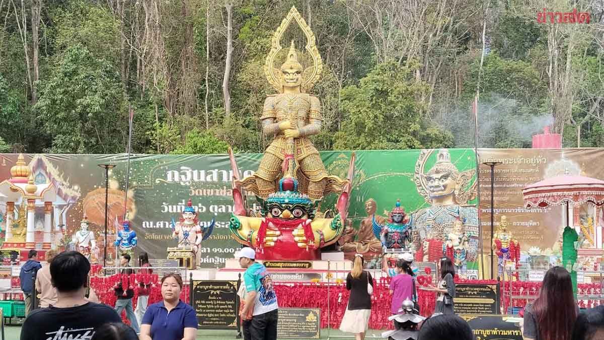 คนเนืองแน่น ไหว้ท้าวเวสสุวรรณทรงราหู วัดดังศรีราชา แห่ส่องเลขธูป หวังถูกรางวัลที่ 1 อยากเป็นเศรษฐี คนที่ 19