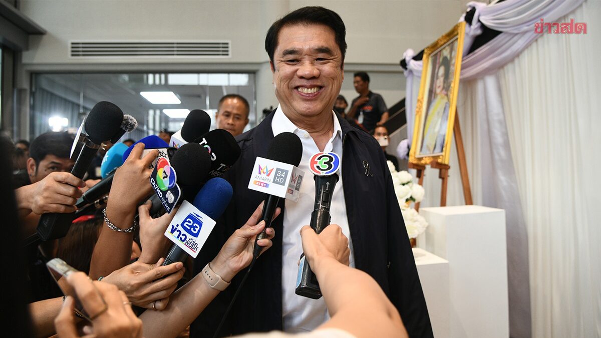 Pheu Thai Party Leaders Arrive at Party Headquarters After Polls Close, Suriya Confident of Top Position