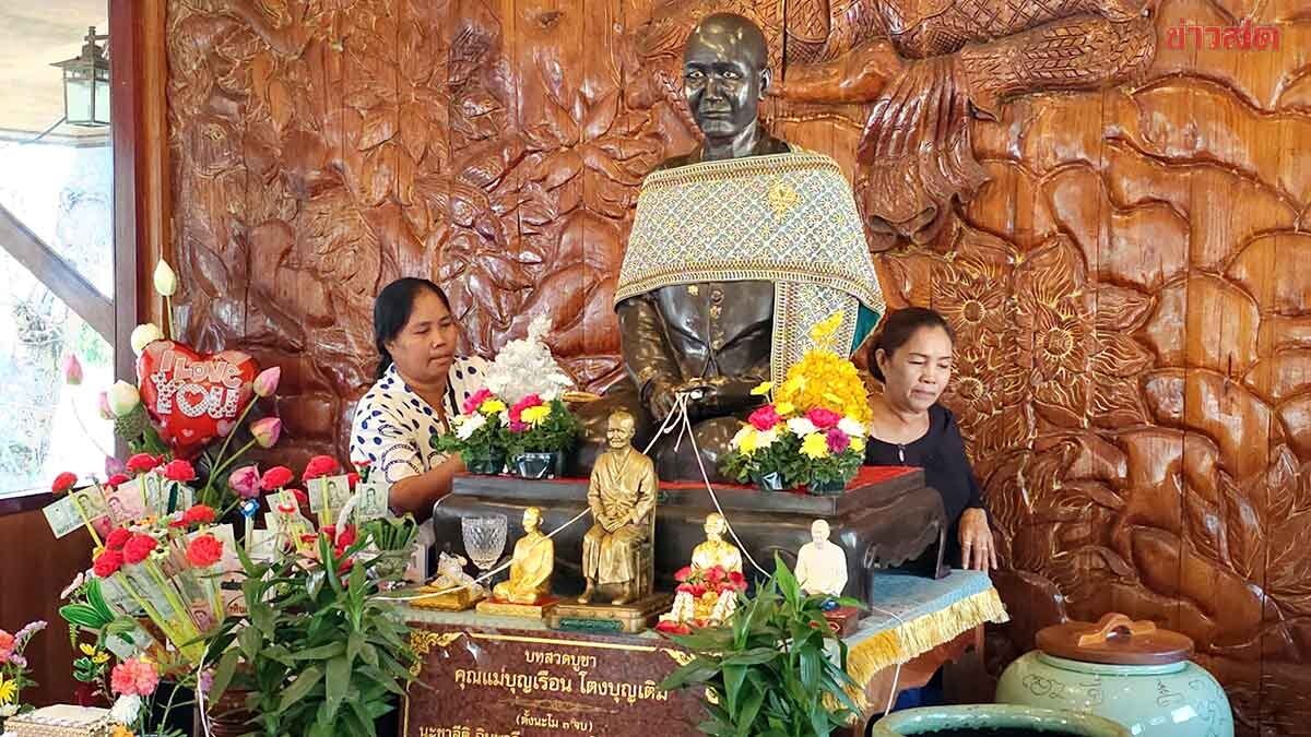 Villagers Flock to Pray and Seek Lucky Numbers from Venerable Mae Chi Boon Ruen During Chinese New Year