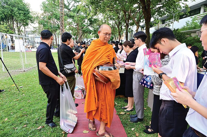 ใส่บาตรหนังสือ ครั้งที่ 17 : 100 วัน พระพันปีหลวงเพื่อปวงชน