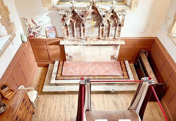 คู่รักซื้อโบสก์เก่า 900 ปีในเวลส์ ราคา 17.5 ล้าน หวังเนรมิตเป็นบ้านในฝัน 