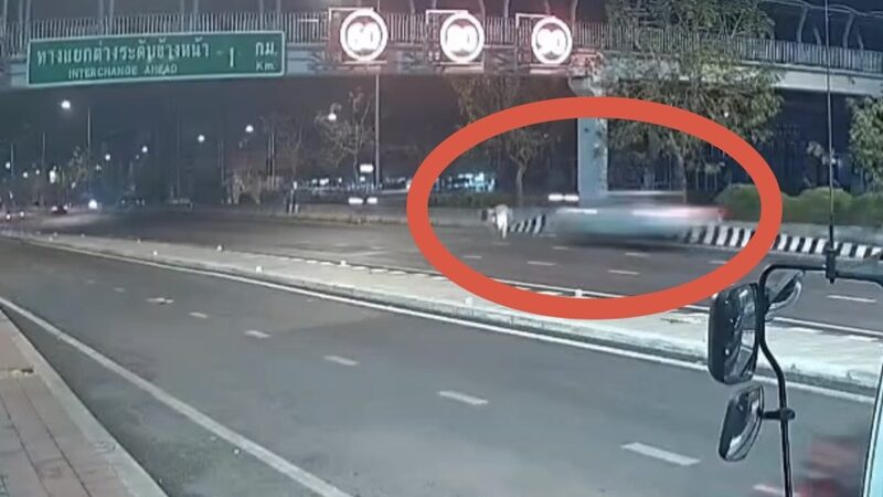 ข้ามถนนใต้สะพานลอย