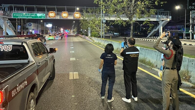 ข้ามถนนใต้สะพานลอย