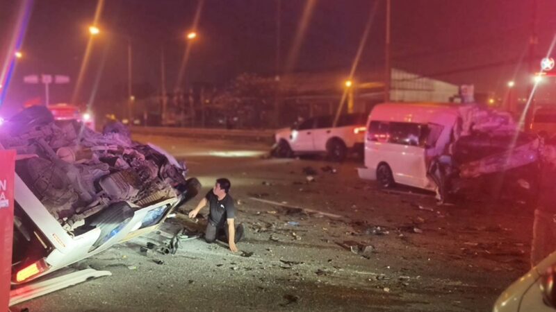 รถตู้แหกโค้ง