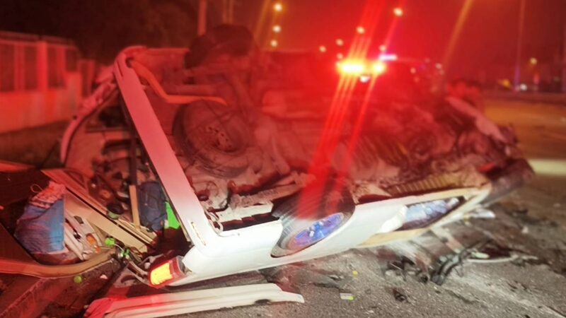 รถตู้แหกโค้ง