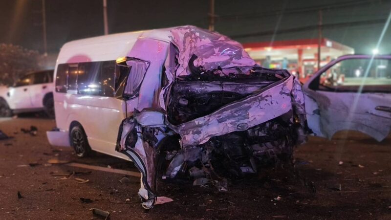 รถตู้แหกโค้ง