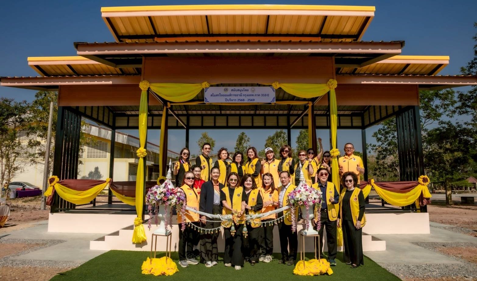 Ratchathani Lions Club Bangkok Donates Building and Scholarships to Klet Lin Witthaya School
