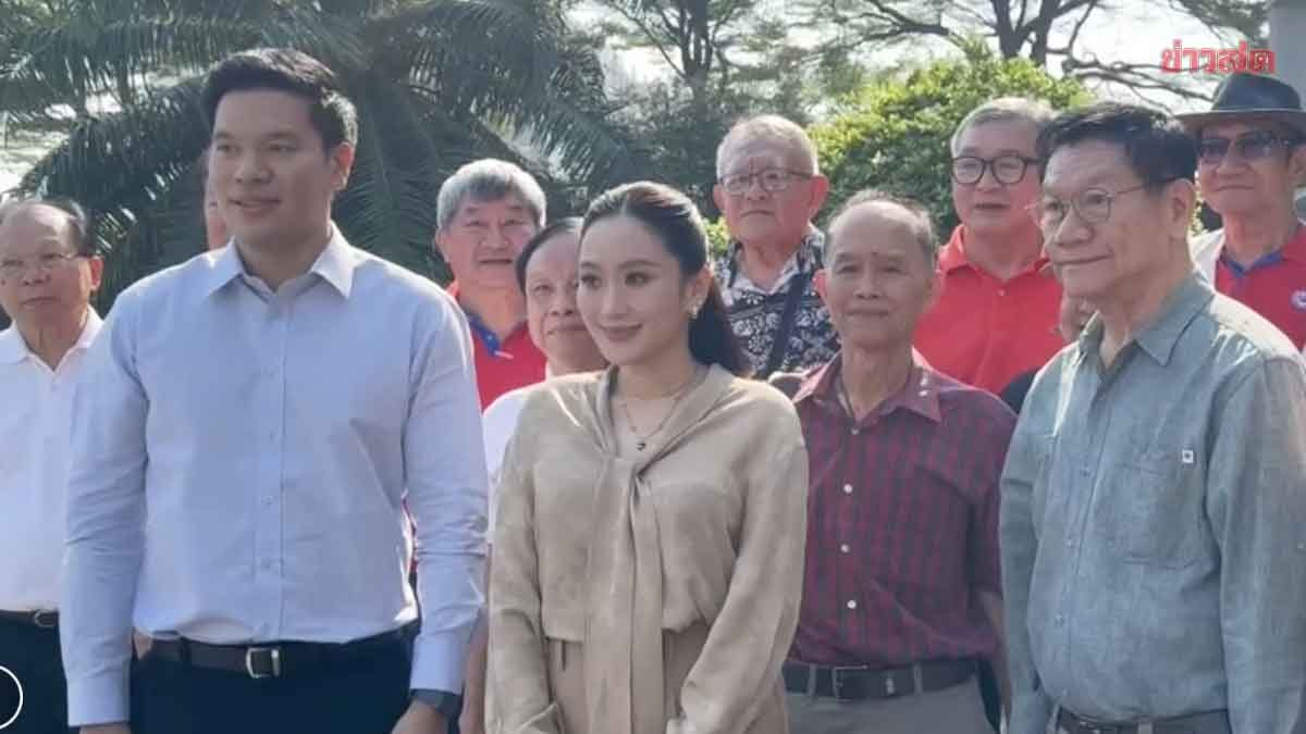 Thaksin Delighted as Montfort School Friends Offer Support Outside Prison