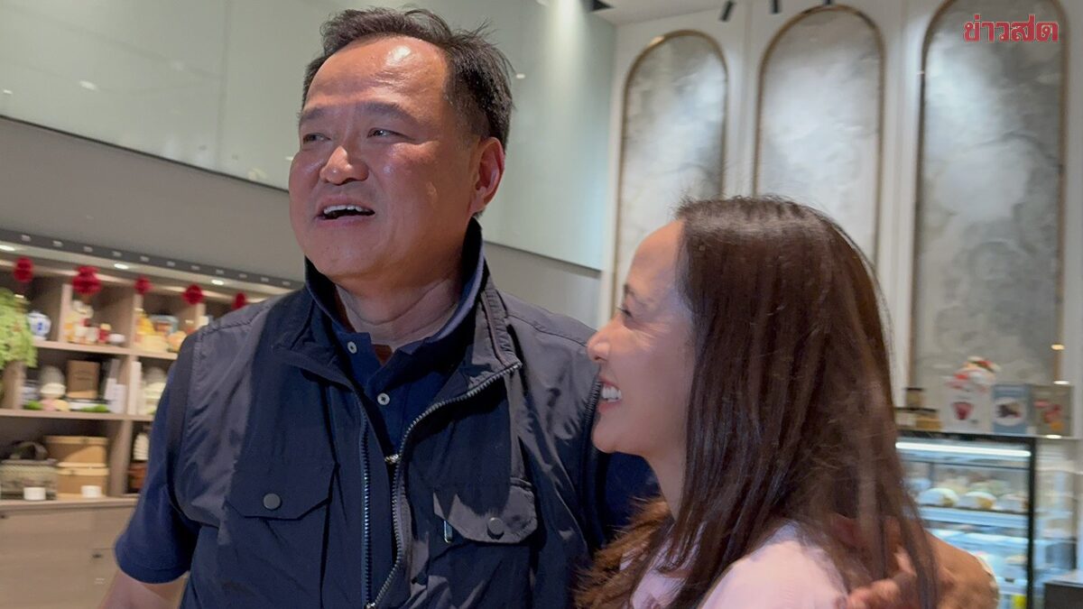 Anudith Tearfully Celebrates Bhumjai Thai Party's Success, Hugs Party Leaders and Wife