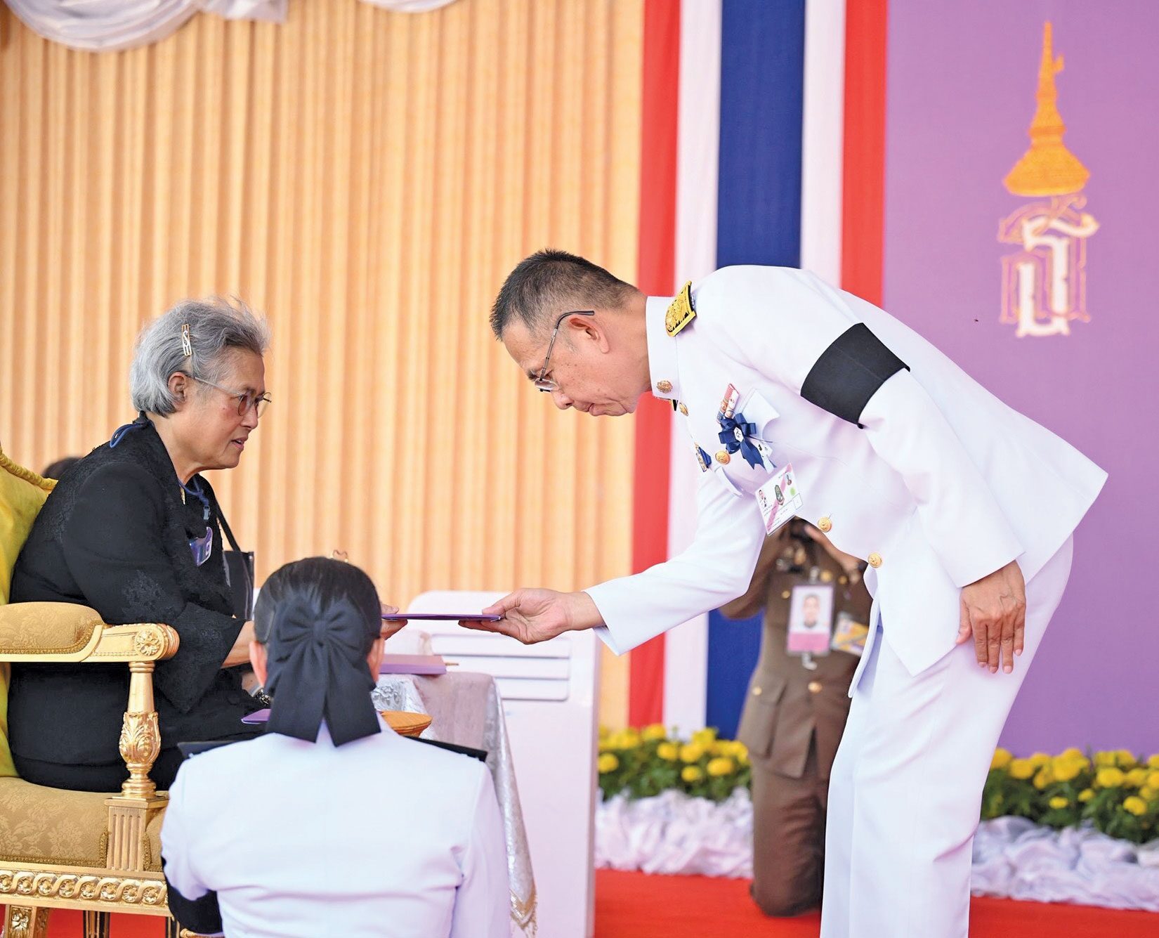 สดจากหน้าพระ