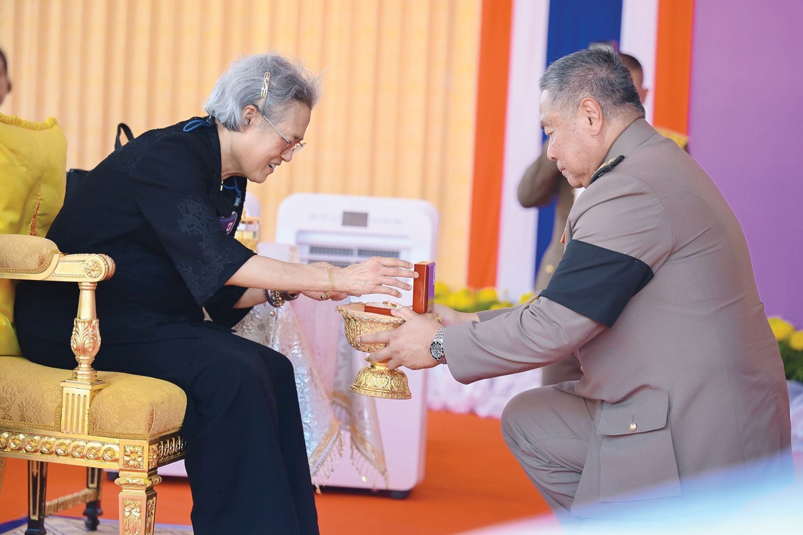 สดจากหน้าพระ
