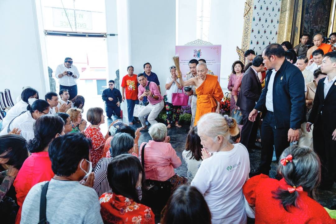 สดจากหน้าพระ