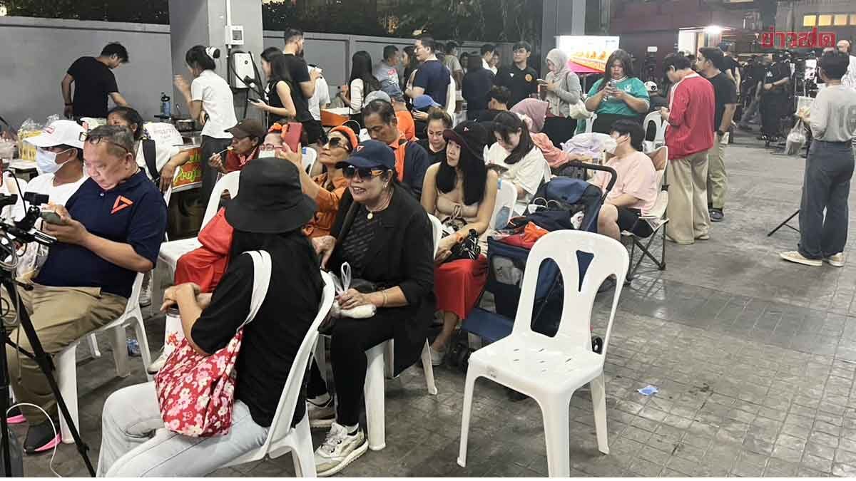 Feeling Down: Move Forward Supporters Grow Silent as Election Results Shift