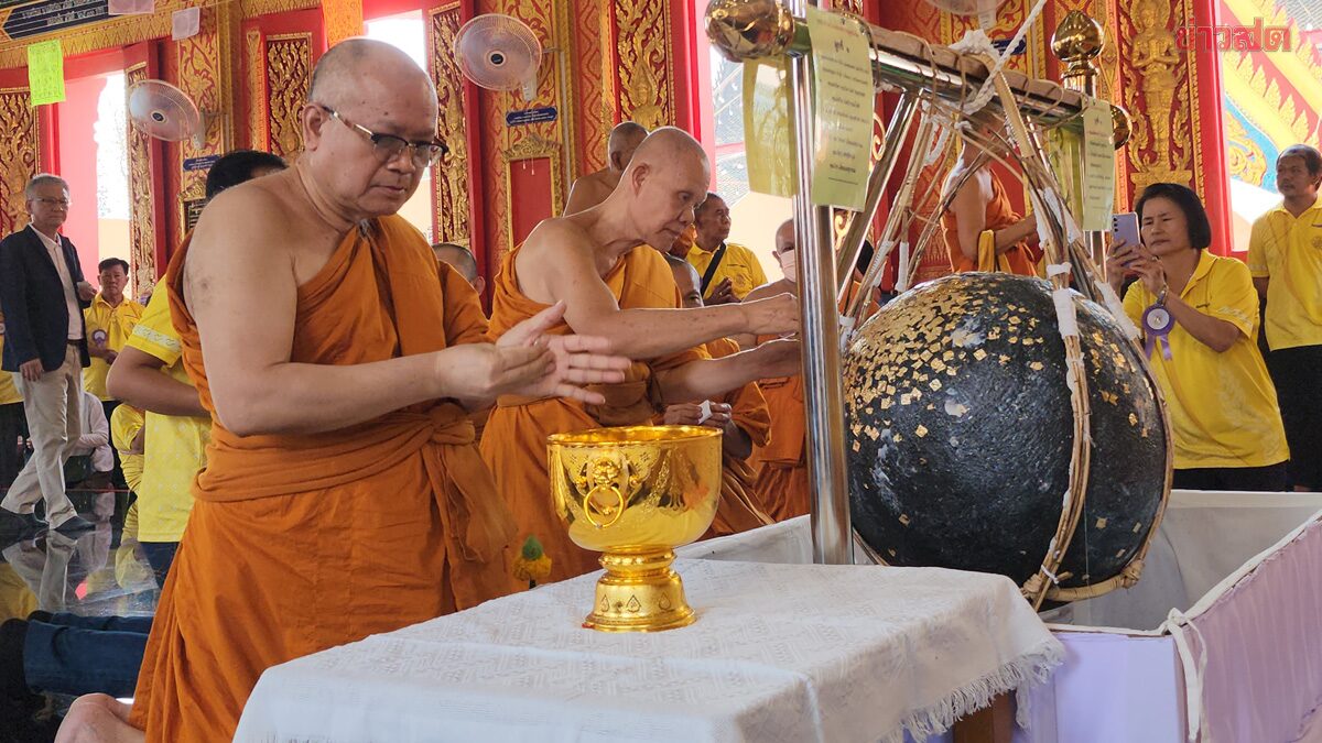 Massive Gathering for Golden Pillar Laying Ceremony at Famous Nakhon Pathom Temple