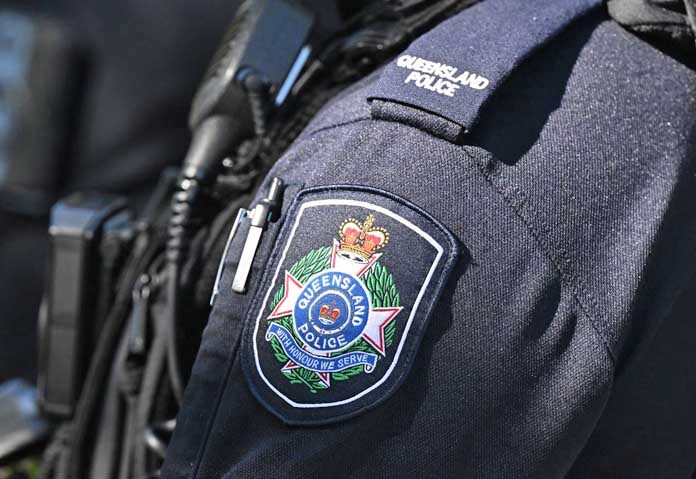 ตำรวจกล่าวว่า ชายคนดังกล่าวถูกกล่าวหาว่าล่อลวงเด็กระหว่างปี 2018 ถึง 2025 โดยสร้างโปรไฟล์ออนไลน์หลายโปรไฟล์และปลอมตัวเป็นทั้งชายและหญิง ข้อกล่าวหารวมถึง 244 กระทงในข้อหาผลิตสื่อลามกอนาจารเด็กผ่านบริการสื่อสาร 163 กระทงในข้อหาใช้บริการสื่อสารเพื่อชักชวนบุคคลที่มีอายุต่ำกว่า 16 ปี และ 87 กระทงในข้อหามีเพศสัมพันธ์กับเด็กโดยใช้บริการสื่อสาร