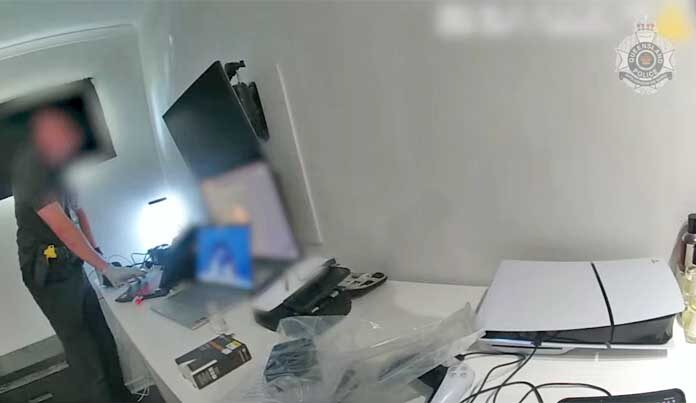 ออสเตรเลียคืบหน้า - ภาพจากกล้องติดตัวเจ้าหน้าที่ แสดงให้เห็นเจ้าหน้าที่กำลังยึดของกลางซึ่งเป็นส่วนหนึ่งของการสอบสวน