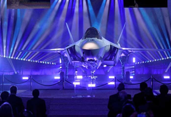 พิธีเปิดตัวเครื่องบินขับไล่ F-35 รุ่นใหม่ ในพิธีส่งมอบเครื่องบินขับไล่ F-35 ที่ฟินแลนด์สั่งซื้อ ณ โรงงานล็อคฮีด มาร์ติน แอโรนอติกส์ ในฟอร์ตเวิร์ธ รัฐเท็กซัส สหรัฐอเมริกา เมื่อวันที่ 16 ธันวาคม 2025
