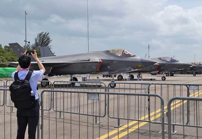 เยอรมนีปัดแหล่งข่าว - ชายคนหนึ่งถ่ายภาพเครื่องบินขับไล่ F-35 Lightning II เรียงแถวกันในงานแสดงการบินสิงคโปร์เมื่อวันพฤหัสบดีที่ 5 กุมภาพันธ์ 2026