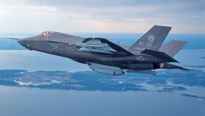 ภาพถ่ายจากแฟ้มภาพ - เครื่องบินรบ F-35 Joint Strike Fighter รุ่นสำหรับนาวิกโยธินสหรัฐฯ ของบริษัทล็อกฮีด มาร์ติน บินอยู่เหนือพื้นที่ทดสอบในมหาสมุทรแอตแลนติก ณ กองบัญชาการระบบการบินนาวิกโยธินแพทักเซนต์ริเวอร์ ในรัฐแมริแลนด์