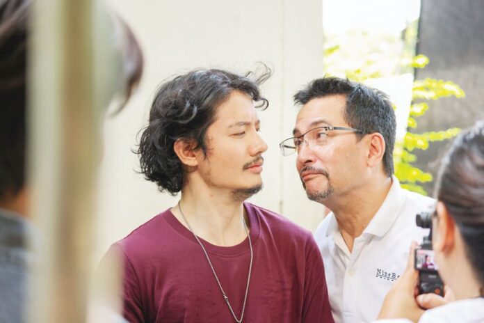 เบื้องหลังมายา