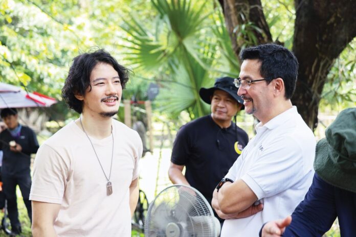 เบื้องหลังมายา