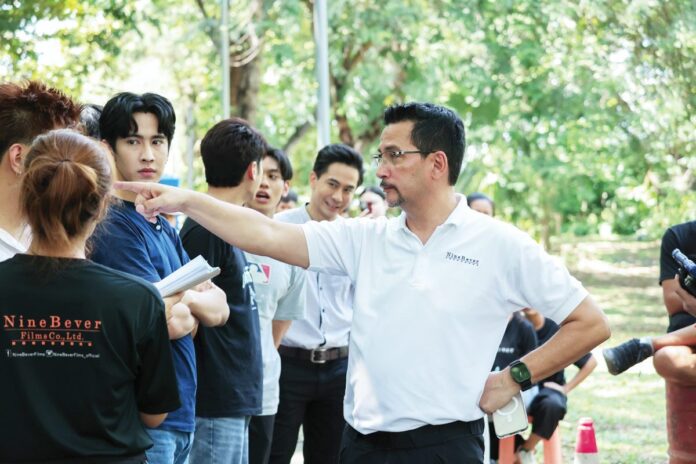 เบื้องหลังมายา