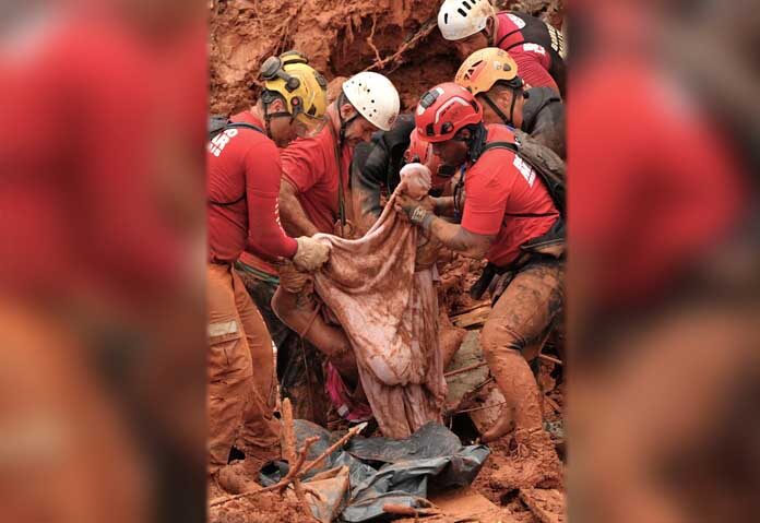 เจ้าหน้าที่ดับเพลิงกู้ร่างผู้เสียชีวิตจากจุดที่บ้านเรือนพังถล่มเนื่องจากฝนตกหนักและน้ำท่วมรุนแรงในย่านปาร์เก บูร์นิเยร์ เมืองจูอิซ เด ฟอรา รัฐมินาส เกราส์ ประเทศบราซิล เมื่อวันที่ 24 กุมภาพันธ์ 2026