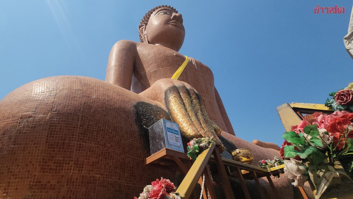 .ผู้รับเหมาก่อสร้าง ยกหัวหมูแก้บน หลวงพ่อสมหวัง แห่ส่องเลขเด็ด.