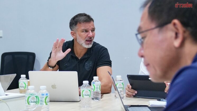 Hudson Discusses with Coach Wang about Using U-23 Players to Support Senior Team Against Turkmenistan