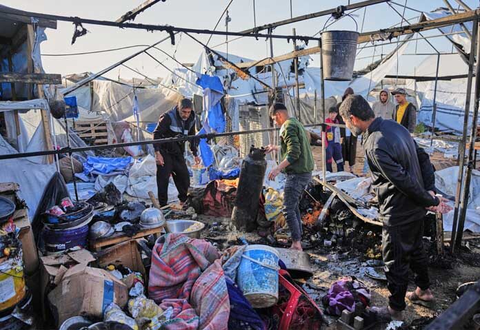ชาวปาเลสไตน์ตรวจสอบความเสียหายของเต็นท์ที่ถูกโจมตีโดยกองทัพอิสราเอลในเมืองข่านยูนิส ทางตอนใต้ของฉนวนกาซา เมื่อวันเสาร์ที่ 31 มกราคม 2026