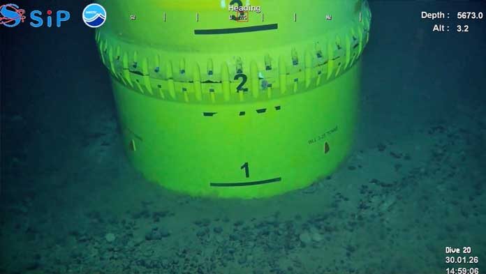 ภาพถ่ายนี้จัดทำโดย SIP/Japan Agency for Marine-Earth Science and Technology แสดงให้เห็นอุปกรณ์ขุดเจาะที่ถูกฝังลงในตะกอนใต้ทะเลนอกชายฝั่งเกาะมินามิโทริชิมะ ทางใต้ของโตเกียว เมื่อวันที่ 30 มกราคม 2569
