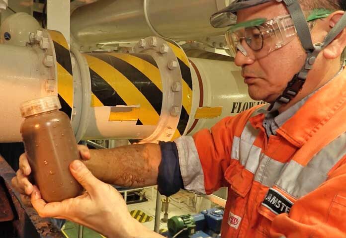 ภาพถ่ายนี้จัดทำโดย SIP/Japan Agency for Marine-Earth Science and Technology แสดงให้เห็นโคลนที่อุดมไปด้วยแร่หายากซึ่งถูกเก็บรวบรวมบนเรือและบรรจุลงในขวดนอกชายฝั่งเกาะมินามิโทริชิมะ ทางใต้ของโตเกียว เมื่อวันที่ 1 กุมภาพันธ์ 2569