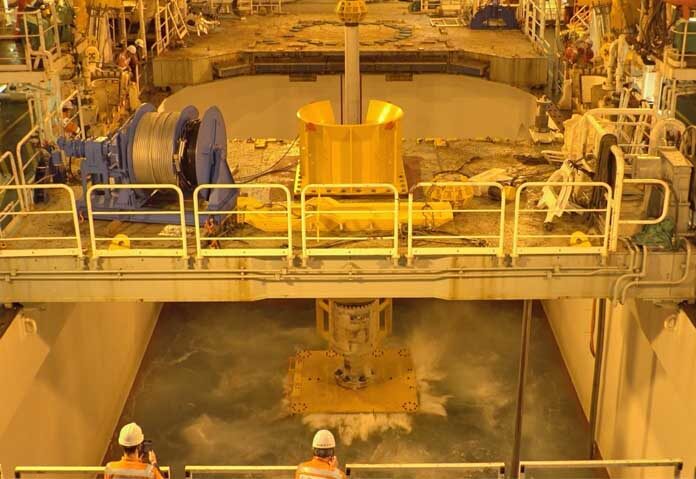 ภาพถ่ายนี้จัดทำโดย SIP/Japan Agency for Marine-Earth Science and Technology แสดงให้เห็นอุปกรณ์ขุดเจาะที่ถูกหย่อนลงสู่ก้นทะเลจากเรือขุดเจาะน้ำลึกชิกิว นอกชายฝั่งเกาะมินามิโทริชิมะ ทางใต้ของโตเกียว เมื่อวันที่ 18 มกราคม 2569