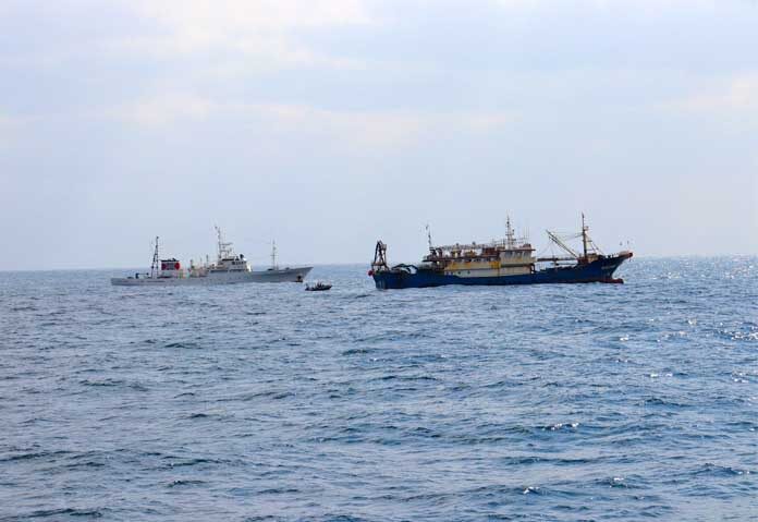 ญี่ปุ่นจับเรือประมงจีน - ภาพถ่ายจากสำนักงานประมงแห่งประเทศญี่ปุ่น แสดงให้เห็นเรือลาดตระเวน "ฮาคุโอ มารุ" ของสำนักงานประมงแห่งประเทศญี่ปุ่น และเรือประมง "ฉงตงหยู 11998" ของจีน ในน่านน้ำนอกชายฝั่งทางตะวันตกเฉียงใต้ของจังหวัดนางาซากิ ประเทศญี่ปุ่น เมื่อวันที่ 12 กุมภาพันธ์ 2569