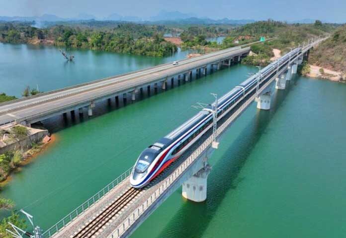ลาวตั้งเป้าดึงดูด - รัฐมนตรีว่าการกระทรวงโยธาธิการและการขนส่ง เลคาย สิวิไล กล่าวว่า นับตั้งแต่เริ่มดำเนินการในเดือนธันวาคม 2564 ทางรถไฟสายนี้ได้ขนส่งผู้โดยสารประมาณ 12 ล้านคนภายในประเทศลาว และ 62 ล้านคนตลอดเส้นทาง การขนส่งสินค้ามีปริมาณประมาณ 16 ล้านตันภายในประเทศ และ 72 ล้านตันตลอดเส้นทาง ซึ่งช่วยลดต้นทุนด้านโลจิสติกส์และเวลาในการเดินทางได้อย่างมาก