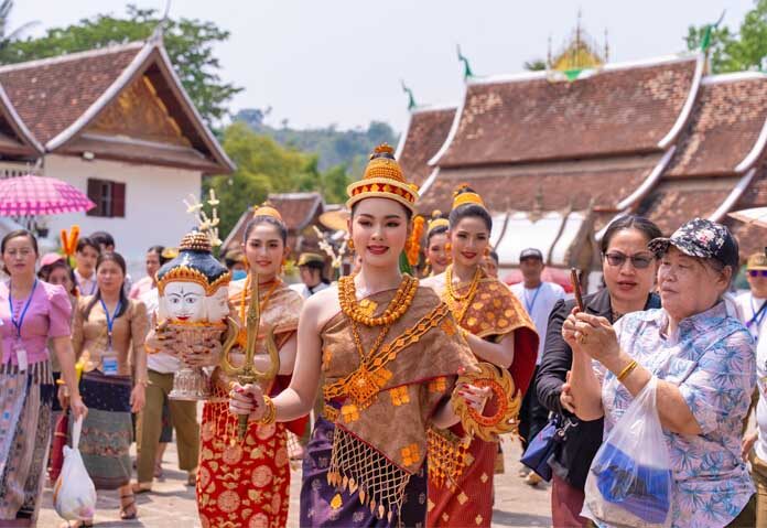 การท่องเที่ยวยังคงเป็นภาคส่วนที่สร้างรายได้หลักและมีส่วนช่วยกระตุ้นกิจกรรมทางเศรษฐกิจตั้งแต่ระดับชาติไปจนถึงระดับชุมชน ผ่านการสร้างงานและการผลิตในท้องถิ่น ก่อนการระบาดของโควิด-19 ประเทศลาวได้รับนักท่องเที่ยวต่างชาติเกือบ 5 ล้านคนต่อปี สร้างรายได้เกือบ 700 ล้านดอลลาร์สหรัฐ