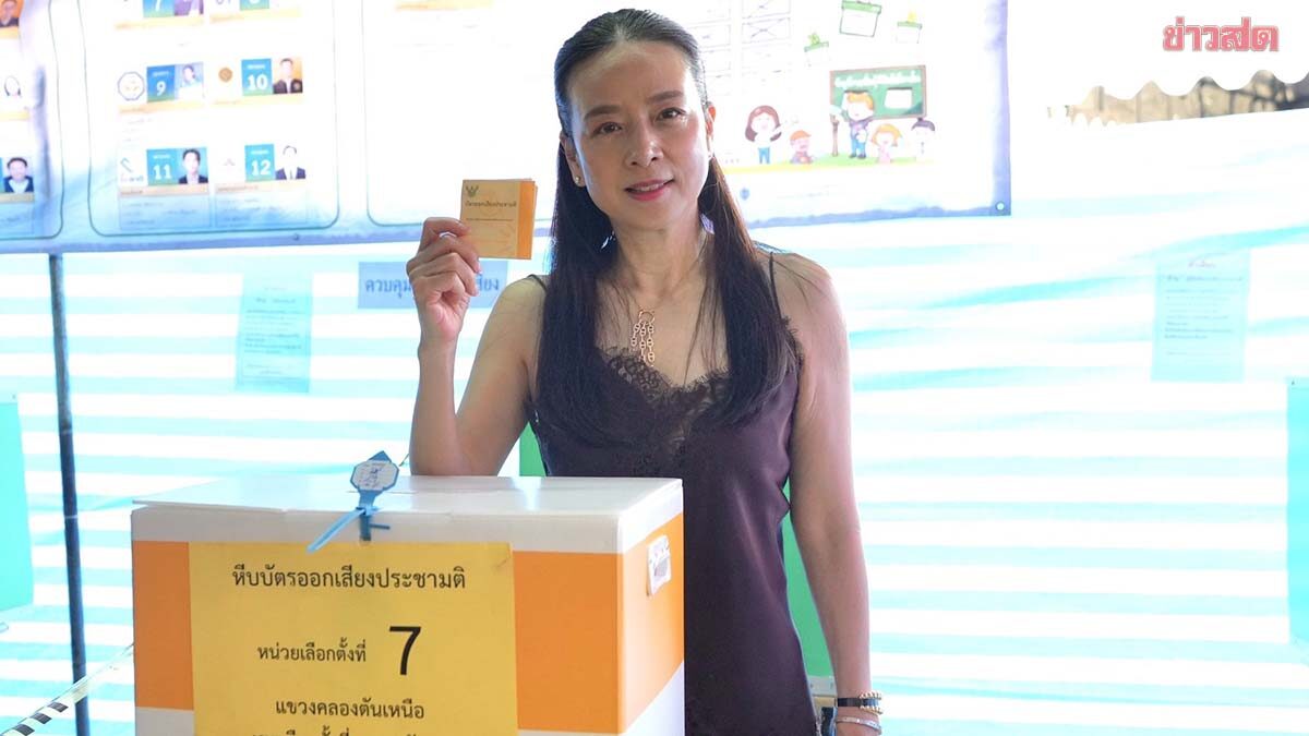 Madam Pang Nual Phan Enters Election Voting Booth - Calls on All Thais to Exercise Their Right to Vote